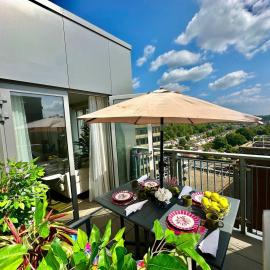 Contemporary Bromley Penthouse with Balcony, hotel di Bromley