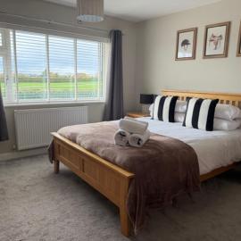 Modern homely well equipped 2BR bungalow next to the racecourse free parking, hotel in Hereford