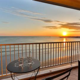 Exceptional stay facing the Atlantic Sea-view apartment with balcony, hotel in Saint-Gilles-Croix-de-Vie