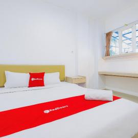 RedDoorz at Bellina Inn Near RS Panti Wilasa Semarang, hotel in Stasiun Tenggang