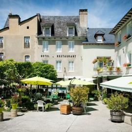 Hotel Le Lion d'Or: Saint-Geniez-dʼOlt şehrinde bir otel