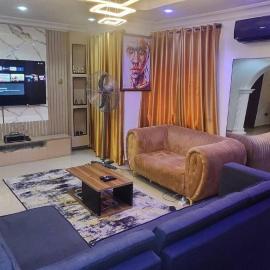Luxurious 3-Bedroom Apartment in Lagos with Pool Access, hotel em Lagos