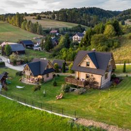 Pocztówka z Mizernej, drewniane domki, widok na Tatry, blisko Velo Czorsztyn, Jezioro Czorsztyńskie, rowery, spokojna okolica