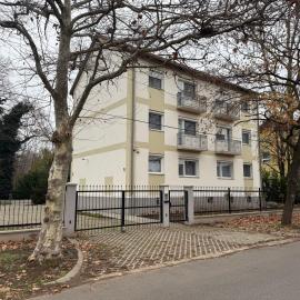 Angolkert Panzió، فندق في Téglás