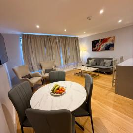Perfect Getaway in Vibrant Neighbourhood to 5, Hotel in Brentford