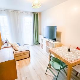 Le Scandi Mix - T3 lumineux, parking et ascenseur, hotel em Drancy