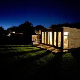 Yellowhammer Hut at Carr House Farm, hotel in Cayton