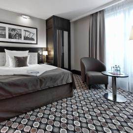 Red Baron Hotel & Restaurant, хотел в Швидница
