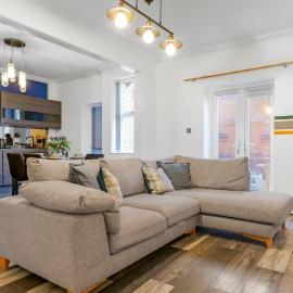 Large 6 Bedroom, 3 Bath, Sleep 12, Free Parking, Contractors, hotel v destinaci Birkenhead