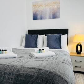 Comfy & Spacious 2-BR Apartment Free Parking, hotel i Swindon