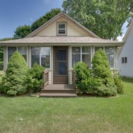 'Grandma's Cottage' w/ Sunroom: Walk to Beach – hotel w mieście Old Saybrook