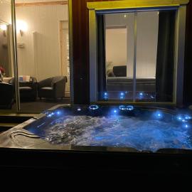 Cottage by the sea with sauna and jacuzzi, hotel v destinácii Lovisa