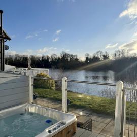 Modern Cotswold Lake House w Hot Tub Views โรงแรมในเซาธ์เซอร์นีย์