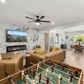 Private 3BR Home - Hot Tub, Yard, Arcade & Parking، فندق في سيمي فالي