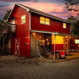Red Barn Inn Feed Deer and play games & Firepit