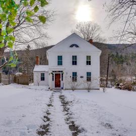 Historic Family Retreat on the AT & Housatonic!, hotel in Lee