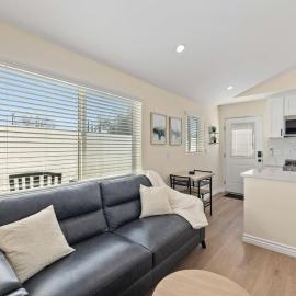 Luxury 1BR Suite Kitchen, Fireplace, Laundry, BBQ, hotelli kohteessa Simi Valley