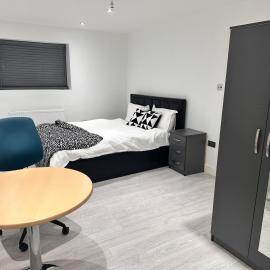 Large Double Bed En-suite Room 20 mins from Heathrow、バーナムのホテル
