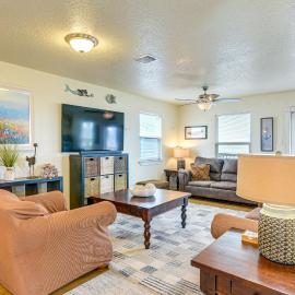 ‘Dave’s Waves’ Pet-Friendly Home in Surfside Beach, hotel em Surfside Beach