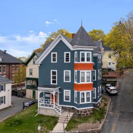 Downtown Beverly Minutes to Salem+Train w/Parking, hotel in Beverly