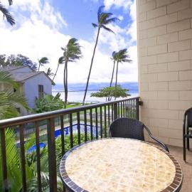 Stunning 2BD 2BA Ocean Front Condo Great View, AC, hotel in Wailuku
