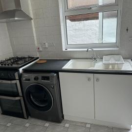 4-Bed House in Enfield- Sleeps 8- Private garden, hotel in Enfield