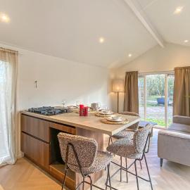 Sernets Recreatie Chalet 112, hotel di Oud-Gastel