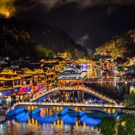 Yunmeng Riverview Hotel-Newly Opened 2026 Free Pick-up Service Rooftop Infinity Pool Kids Playground On-site Café Near Fenghuang Scenic Area, hotel em Fenghuang