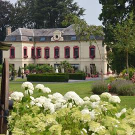 Le Domaine des Fagnes، فندق في Sains-du-Nord