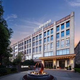 YunHe YeBo HOTEL Shanghai International Tourism and Resorts Zone & Disneyland Liufeng Highway Branch 上海云和夜泊酒店, hotel v destinaci Waxie