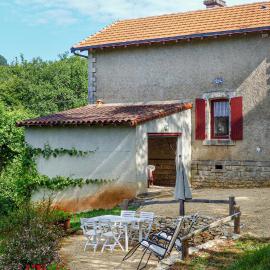 2 Bedroom Stunning Home In Nanteuil-En-Vallée, hotel in Nanteuil-en-Vallée