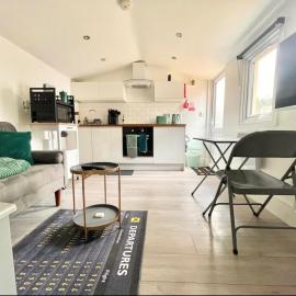 Modern Private Guest Suite Near Heathrow Free Parking & Garden