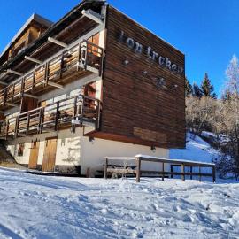 Beau Duplex - Super Sauze - SAUZE 1700, hotell i Enchastrayes