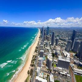 Meriton Suites - 71st Floor Beachfront Apartment Surfers Paradise - Ocean and City Views, hotel in Surfers Paradise