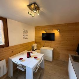 Bright apartment near the slopes, hotel in La Salle-les-Alpes