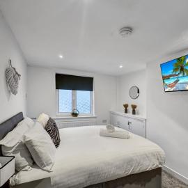 Sleeps 8, 4 bed 2 bathroom house with parking Balderton, Hotel in Balderton