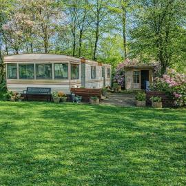 Stacaravan Camping It Wiid Earnewoude, hotel i Earnewâld