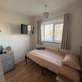 Cosy room 3 Gatwick airport