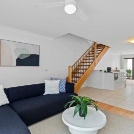 Central Redcliffe Coastal Home Walk to Beach, hotel in Redcliffe