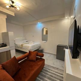 Cozy Budget Studio Near Transport with Workspace, hotel a Rungiri