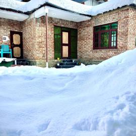Pine Guest House sawan tangmarg, hotel in Tangmarg