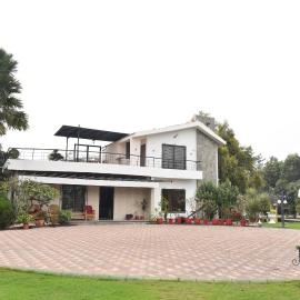 AD Farmhouse, hotel a Gundardehi