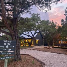 Feed Deer and Chickens Cozy Cottage 8 min to Boerne, hotel in Boerne