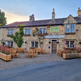 The Lower Buck Inn، فندق في كليثروي