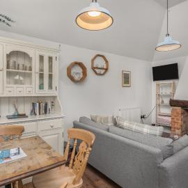 The Nook, 1 Bedroom Cottage with Indoor Fireplace