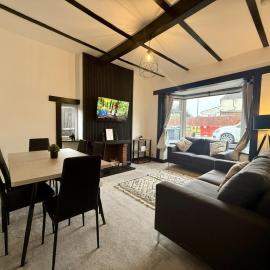 Elegant 4-Bedroom Getaway - Parking for 4 cars, hotel v Birminghamu