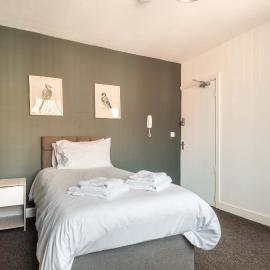 Cosy Budget Room in Doncaster House With Kitchen