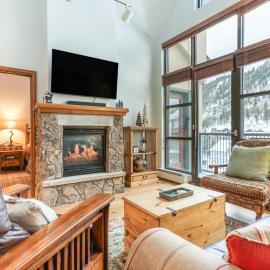 Chapel Square 317 - Walk to Gondola, Dining, & Entertainment; Fireplace & Views, hotell i Avon