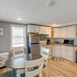 Walk to Public Beach Access! Breezy Hampton Condo, ξενοδοχείο σε Hampton