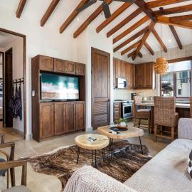 Bright Modern Home with Beach Club Access and Walking Distance to the Beach, hotell i Playa Danta